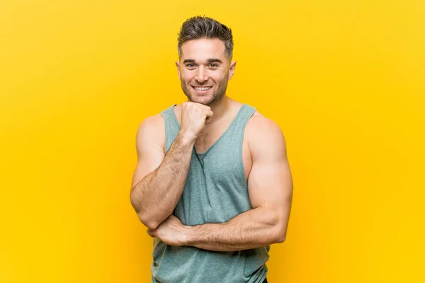 Jonge Fitnessman Tegen Een Gele Achtergrond Glimlachend Vrolijk Zelfverzekerd Aangrijpende — Stockfoto