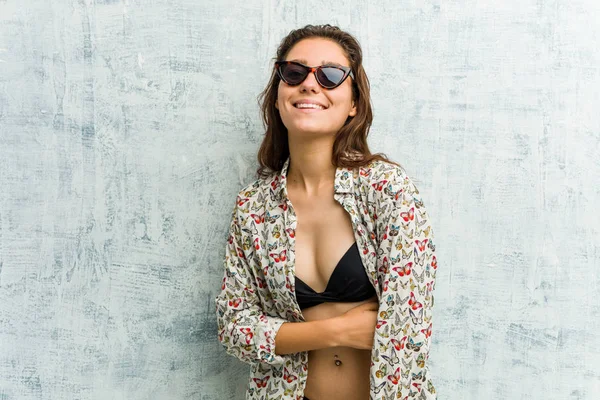 Bikini Giyen Genç Avrupalı Kadın Gülüyor Eğleniyor — Stok fotoğraf