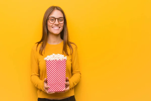 Young Pretty Caucasian Woman Cheerful Big Smile She Eating Popcorns — Stock Photo, Image