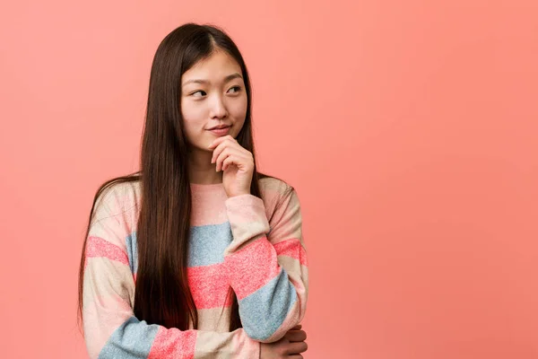 Young Cool Chinese Woman Looking Sideways Doubtful Skeptical Expression — 스톡 사진