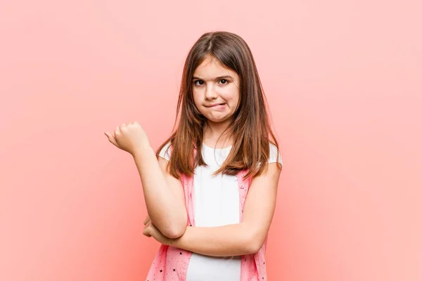 Linda Niña Tocando Parte Posterior Cabeza Pensando Haciendo Una Elección — Foto de Stock