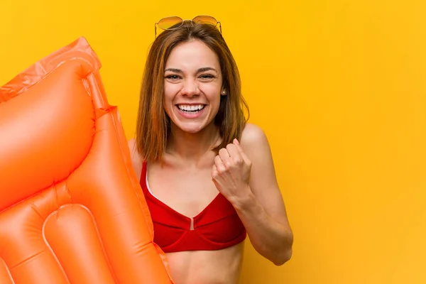 Jovem Mulher Vestindo Biquíni Segurando Uma Cama Colchão Torcendo Despreocupado — Fotografia de Stock