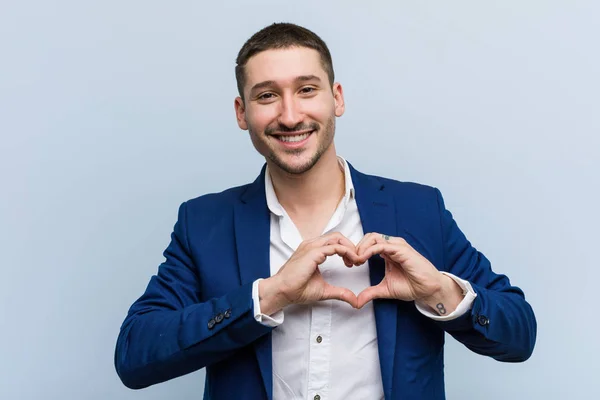 Νέοι Επιχειρηματίες Καυκάσιος Άνθρωπος Χαμογελά Και Δείχνει Ένα Σχήμα Καρδιάς — Φωτογραφία Αρχείου