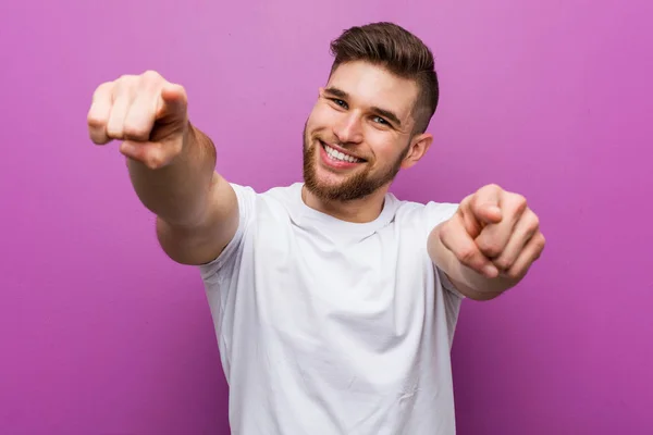 Jovem Bonito Caucasiano Sorrisos Alegres Apontando Para Frente — Fotografia de Stock