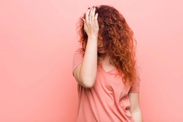 Jovem Mulher Ruiva Natural Autêntica Esquecendo Algo Batendo Testa Com — Fotografia de Stock