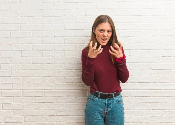 Mladý Cool Žena Přes Cihly Zeď Naštvaný Rozrušený — Stock fotografie