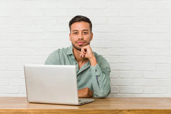 Young Filipino Man Sitting Working His Laptop Smiling Happy Confident — Stock Photo, Image