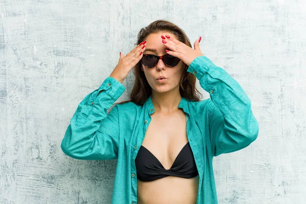 Bikini Giyen Genç Avrupalı Kadın Korkmuş Gergin Parmaklarıyla Göz Kırpıyor — Stok fotoğraf