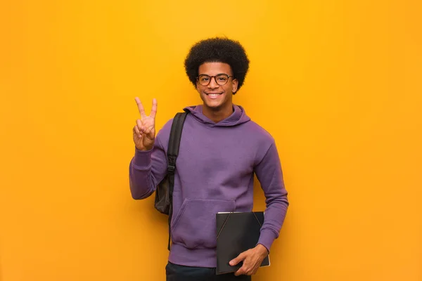Ung Afrikansk Amerikansk Student Man Kul Och Glad Gör Gest — Stockfoto