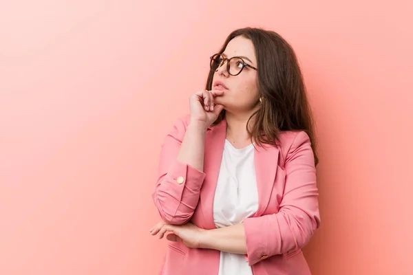 Jong Size Bedrijf Kaukasische Vrouw Zoek Zijwaarts Met Twijfelachtige Sceptische — Stockfoto