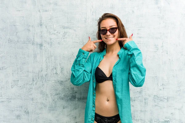 Bikini Giyen Genç Avrupalı Kadın Gülümsüyor Parmaklarını Ağzına Dayıyor — Stok fotoğraf