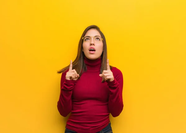 Jovem Mulher Intelectual Surpreso Apontando Para Cima Para Mostrar Algo — Fotografia de Stock