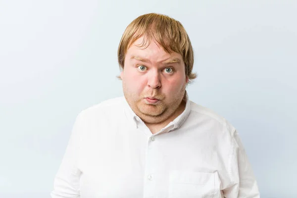 Jovem Autêntico Ruiva Gordura Homem Encolhe Ombros Olhos Abertos Confuso — Fotografia de Stock
