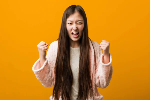 Jovem Chinesa Pijama Torcendo Despreocupada Animada Conceito Vitória — Fotografia de Stock