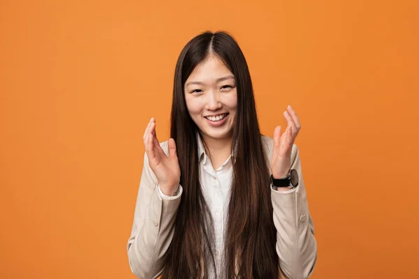 Νεαρή Κινέζα Επιχειρηματίας Χαρούμενη Γελώντας Πολύ Έννοια Ευτυχίας — Φωτογραφία Αρχείου