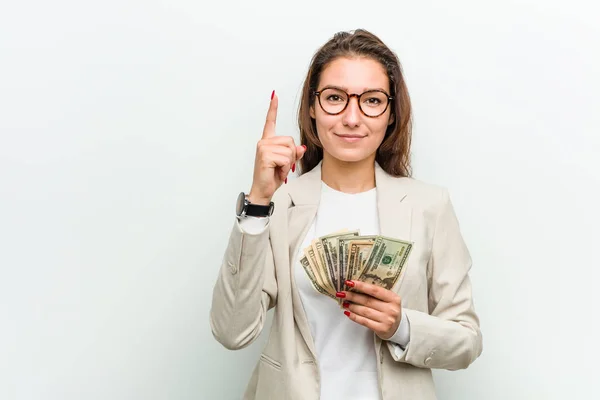 Jovem Empresária Europeia Segurando Notas Dólar Mostrando Número Com Dedo — Fotografia de Stock