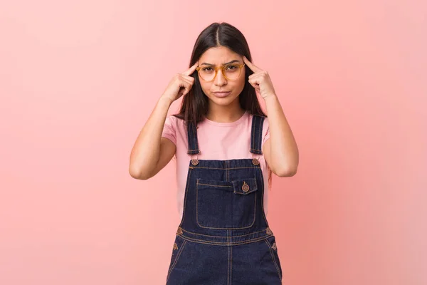 Jovem Bonita Árabe Mulher Vestindo Jeans Dungaree Focado Uma Tarefa — Fotografia de Stock