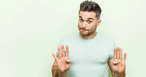 Joven Hombre Guapo Sobre Fondo Verde Rechazando Alguien Que Muestra —  Fotos de Stock