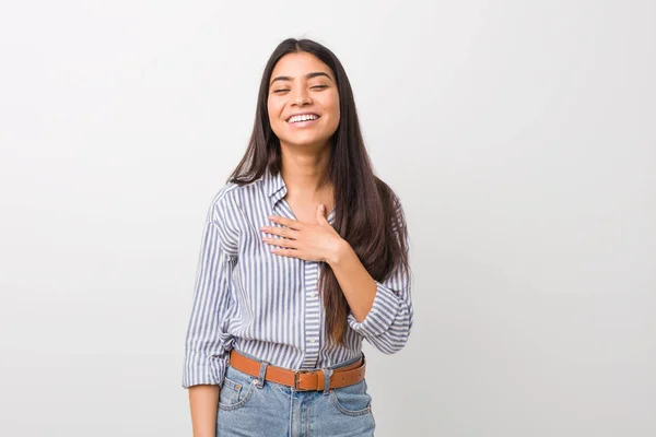 Jovem Bonita Árabe Mulher Voz Alta Mantendo Mão Peito — Fotografia de Stock