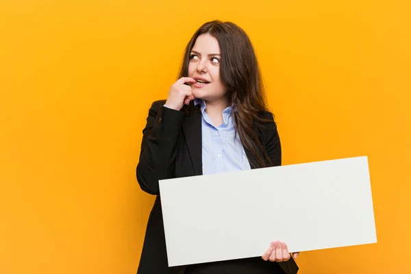 Young Size Curvy Woman Holding Placard Relaxed Thinking Something Looking — Stock Photo, Image