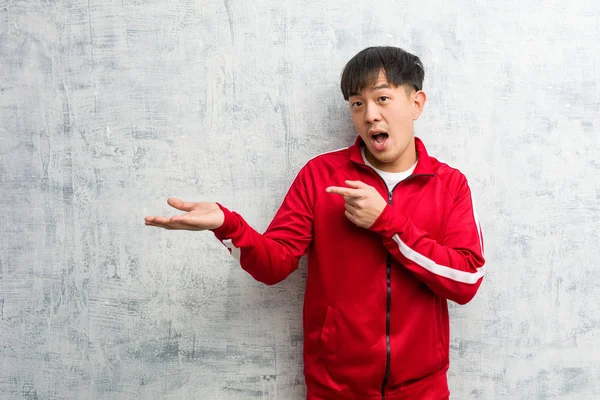 Junge Sportfitness Chinesin Hält Etwas Mit Der Hand — Stockfoto