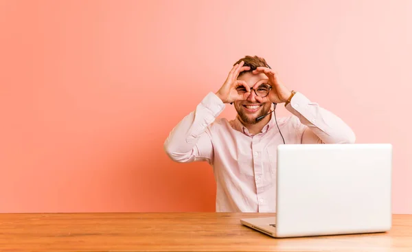 Giovane Uomo Che Lavora Call Center Mostrando Segno Sopra Gli — Foto Stock