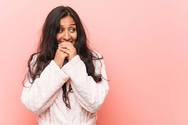 Joven Mujer India Usando Pijama Mantiene Las Manos Bajo Barbilla — Foto de Stock