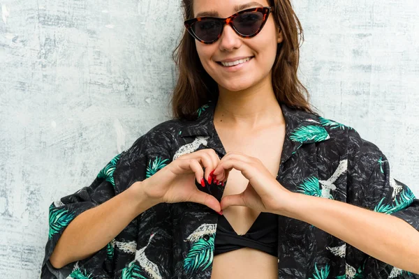 Joven Mujer Europea Vistiendo Bikini Sonriendo Mostrando Una Forma Corazón — Foto de Stock