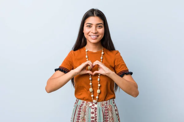 Jovem Árabe Mulher Sorrindo Mostrando Uma Forma Coração Com Mãos — Fotografia de Stock