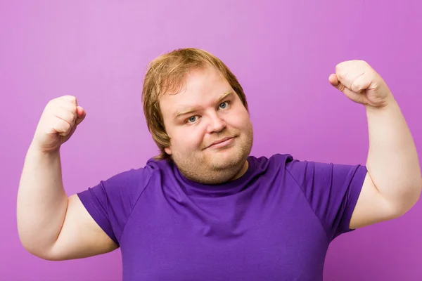 Young Authentic Redhead Fat Man Showing Strength Gesture Arms Symbol — Stock Photo, Image