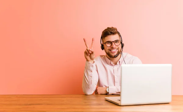 Joven Trabajando Centro Llamadas Mostrando Número Dos Con Los Dedos — Foto de Stock