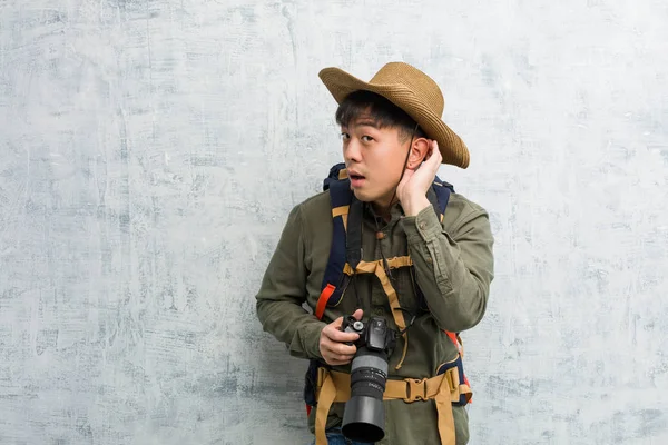 Jovem Explorador Chinês Homem Segurando Uma Câmera Tentar Ouvir Uma — Fotografia de Stock