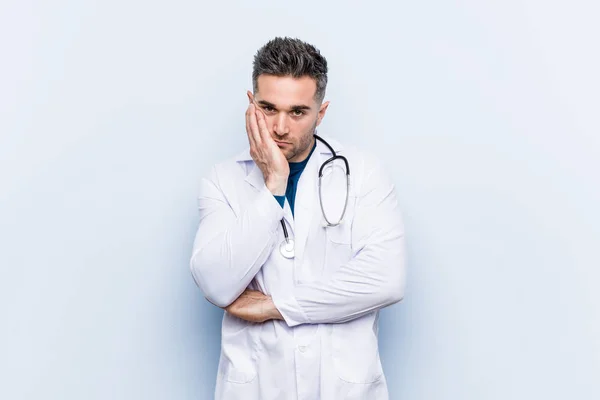 Ung Stilig Läkare Man Som Uttråkad Trött Och Behöver Avkopplande — Stockfoto