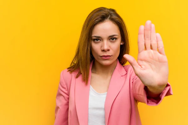 Joven Mujer Negocios Moda Pie Con Mano Extendida Mostrando Señal — Foto de Stock