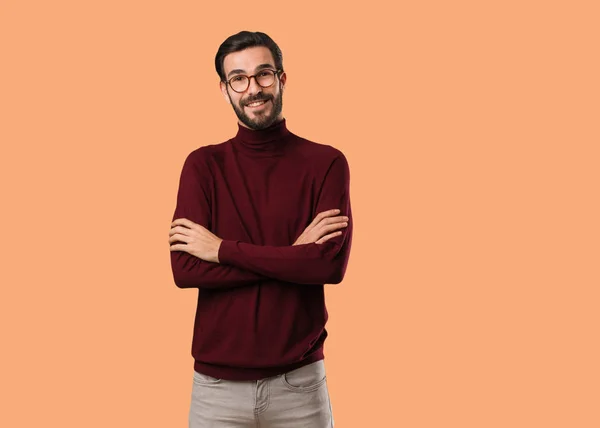 Joven Hombre Natural Cruzando Los Brazos Sonriente Relajado — Foto de Stock