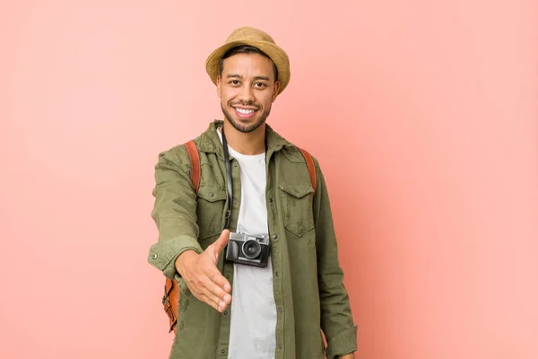 Joven Viajero Filipino Hombre Estirando Mano Cámara Gesto Saludo — Foto de Stock