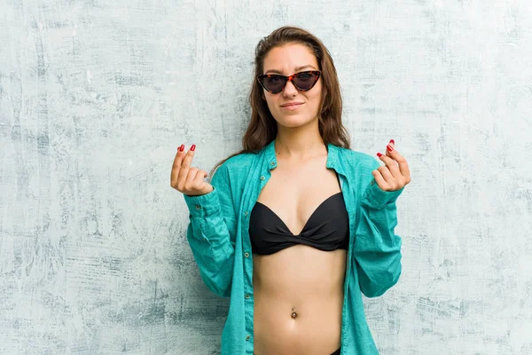Jovem Mulher Europeia Usando Biquíni Mostrando Que Ela Não Tem — Fotografia de Stock