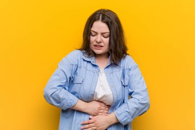 Genç Curvy artı boyutu kadın hasta, stomachache muzdarip, ağrılı hastalık kavramı.