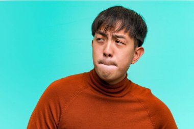 Genç Çinli adam bir fikir düşünüyor