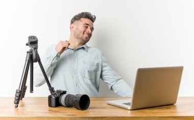 Genç yakışıklı fotoğrafçılık öğretmeni dans ediyor ve eğleniyor..