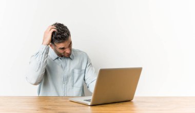 Dizüstü bilgisayarıyla çalışan genç ve yakışıklı bir adam şok olmuştu. Önemli bir buluşmayı hatırladı..