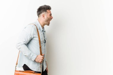 Genç yakışıklı iş adamı fotokopi odasına doğru bağırıyor.