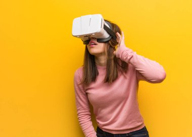 Sanal gerçeklik Google 'ı takan genç, tatlı bir kadın bir dedikoduyu dinlemeye çalışıyor.