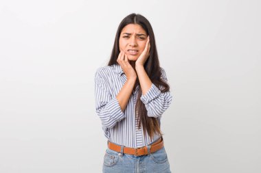 Genç, güzel, ağlayan, sızlanan bir Arap kadın..