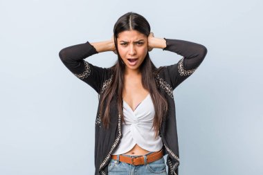 Genç, doğal ve güzel Arap kadın. Kulaklarını elleriyle kapatıyor. Gürültülü sesler duymamaya çalışıyor..