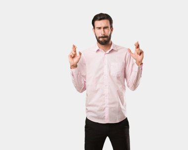 Şans sahip için geçiş parmakları genç yakışıklı adam