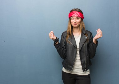 Genç Rus kadın ihtiyaç jesti yapıyor.