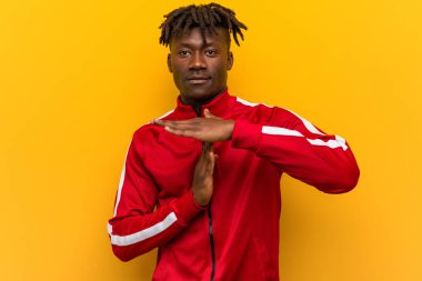 Genç fitness Afrikalı adam mola veriyor..