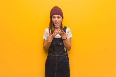 Genç hipster kadın çok korkuyor ve korkuyor