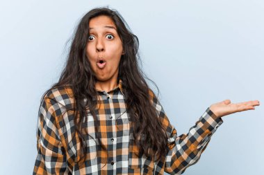 Genç, havalı Hintli kadın, avuç içi fotokopi alanını tutmaktan etkilenmiş..